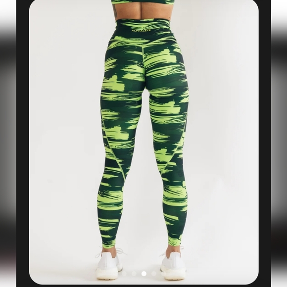 Alphalete Keyhole Set - Picture 3 of 12